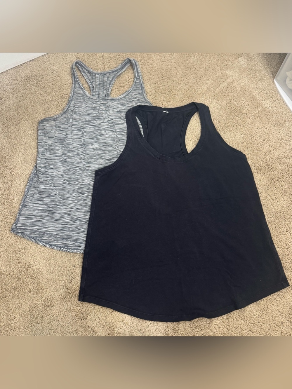 Lululemon lot of Love Tank Tops size 6 🍋🍋